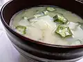Une soupe miso avec des gombos.