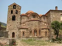 photographie couleurs : une église et son clocher à gauche