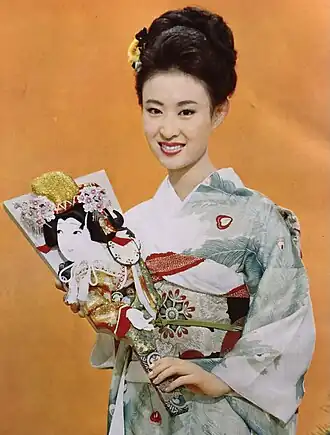 L'actrice Yoshiko Mita tenant un hagoita ornemental (1965)