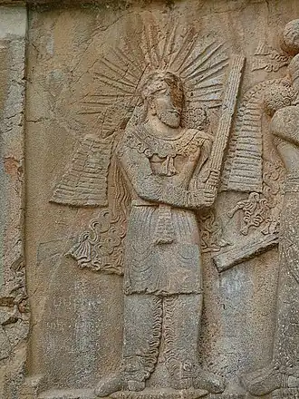 Mithra sur le bas-relief de Taq-e Bostan (Iran), époque sassanide (IVe&nbsp;siècle).