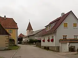 Mitteldachstetten, vue dans la rue avec la tour de l'église protestante