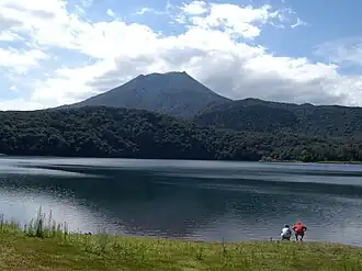 Vue du Takachihonomine dominant le lac Miike.