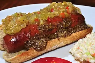 Hot-dog avec relish de tomate verte.