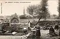 La fontaine Saint-Roch et, à l'arrière, le clocher de l'église paroissiale (carte postale Villard).