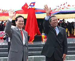 Nguyen Tan Dung, Premier ministre vietnamien, et Hun Sen, Premier ministre cambodgien, posent la borne-frontière Mộc Bài-Bavet le 11 mars 2007.