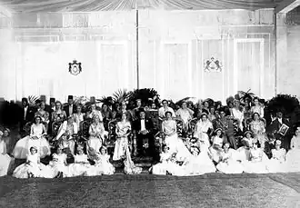 Photographie de la cour à l'occasion du mariage de Faouzia Fouad et de Mohammad Reza en Égypte.