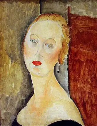 Portrait en buste de trois quarts face, visage de face, d'une femme cheveux tirés et épaules tombantes décolletées