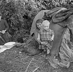 Une mère et son enfant Pavees en Irlande devant leur tente, 1930.