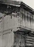 Poteaux d'angle et panneaux muraux sur un grenier de la ferme Moen Nedre, Telemark, inscrit aux monuments historiques de Norvège, no&nbsp;86668.