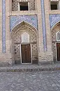 Une cellule de l'avant-cour sur la façade à deux niveaux de la médersa Mohammed Rahim Khan à Khiva.
