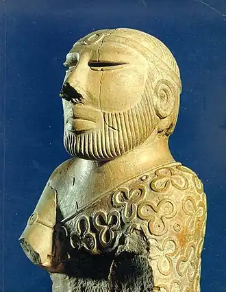 Tête virile dite du « roi-prêtre », calcaire ou stéatite blanche (?). H. 19&nbsp;cm. Mohenjo-Daro, v. 2000-1900 av. J.-C. National Museum, Karachi, Pakistan.