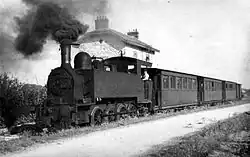 Train de voyageurs tracté par la 040 T n° 53, du constructeur belge Énergie, en gare de Moigny-sur-École, sur la ligne Corbeil - Maisse - Arpajon