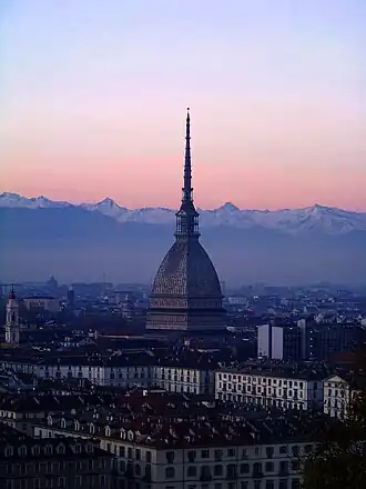 La Mole Antonelliana, symbole de la ville de Turin qui a donné son nom au derby