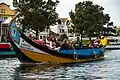 Moliceiro transportant des touristes dans les canaux de la ville d'Aveiro