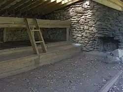 Intérieur en pierre du refuge Mollies Ridge.