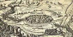 Gravure montrant une ville ceinturée de remparts, entourée par une armée qui y entre puis en sort.