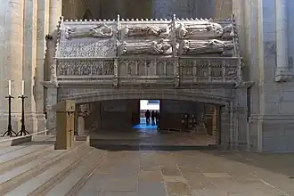 Tombes royales du monastère, avec entre autres celle de Jean II d'Aragon.