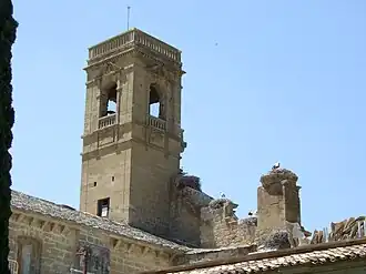 Clocher et toit de l'église.