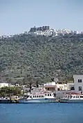 Vue, depuis Skala, du monastère surplombant le village de Chora.