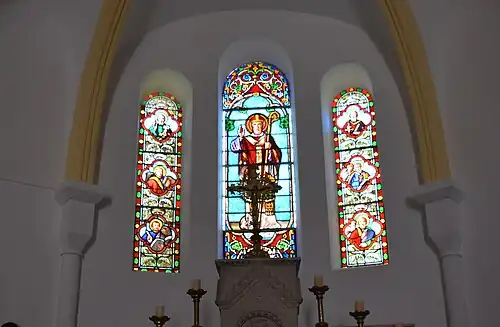 Les vitraux du chœur.
