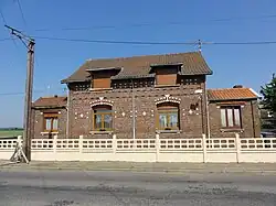 Une maison avec ses briques vernissées.