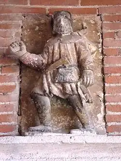 Statue de pèlerin au-dessus de l'entrée de église