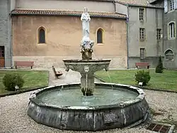 La fontaine avec une statue de la Vierge à l'Enfant, au milieu du cloître.