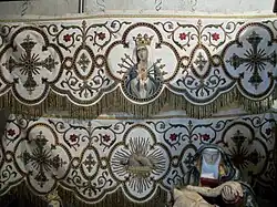 Broderie avec l'image de Marie aux sept douleurs.