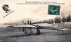 Une carte postale montre Marthe Niel devant sont monoplan en 1910