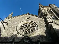 La rosace du portail ouest et le clocher néogothiques.