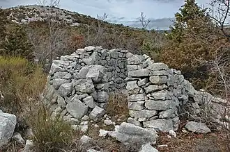 Haut-Mons : petit cabanon en forme de cabane.