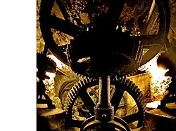 Moulin communal à blé : mécanisme de transmission avec dents en bois.