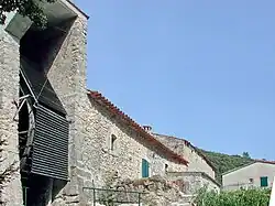 Moulin à huile avec son immense roue à aubes (7&nbsp;m).