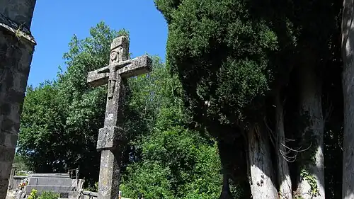 Monument d'un Christ en croix sculpté dans la pierre dans le cimetière.