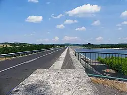 La RD 504 franchit la digue de Monnès.