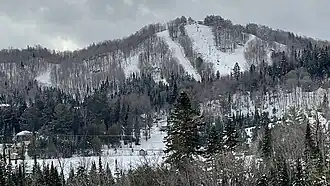 Vue d'ensemble du mont Avalanche à Saint-Adolphe-d'Howard au Québec.