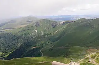 De gauche à droite : le roc de Cuzeau, le puy des Crebasses et le puy de Cacadogne.