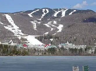 Vue du mont Tremblant et des pistes de la station homonyme.
