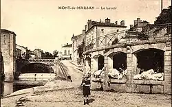 Lavandières au lavoir de la cale de l'abreuvoir, édifié en 1868 à la place d'un ancien abreuvoir permettant aux chevaux et bœufs tirant les galupes de se désaltérer.