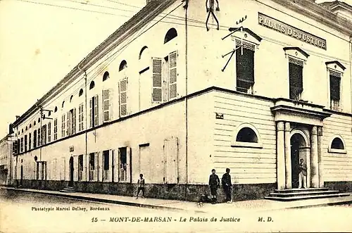 Ancien palais de justice de Mont-de-Marsan. Le portique d'entrée visible sur cette photo donnant sur la rue Victor-Hugo est détruit en janvier 1959.