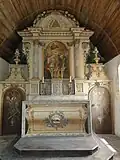 Autel et retable dans l'église.