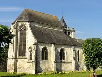 Le chœur flamboyant, et à droite, le croisillon nord du transept d'origine.