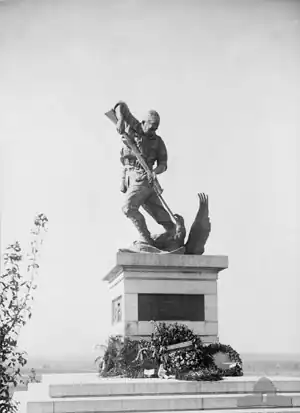 Le monument inauguré en 1925, sculpture par Charles Web Gilbert&nbsp;(en), représentant un soldat australien terrassant l'aigle allemand, détruit en 1940 par l'occupant allemand.