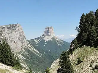 Vue du mont Aiguille depuis le pas de l'Aiguille au sud-ouest.