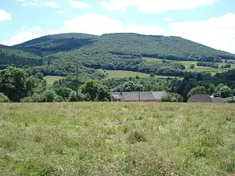 Le mont Beuvray (821&nbsp;m), au nord-ouest.