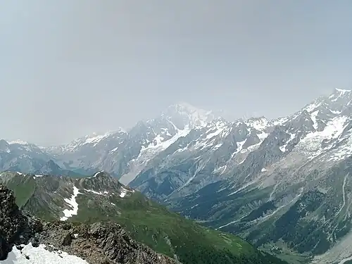 Le mont Blanc voilé par le panache de fumées sur l'Europe le 27 juin 2023.
