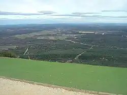 Rénovation de l'aire de décollage orientale des parapentes. Vue au fond un peu à gauche sur le mont Ventoux.