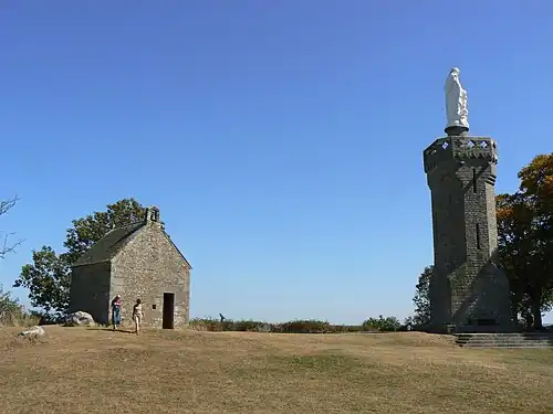 La chapelle Saint-Michel, consacrée à  Notre-Dame d'Espérance, au sommet du mont Dol.