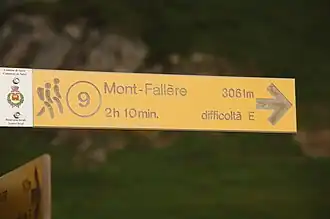 Balisage sur le chemin du mont Fallère.