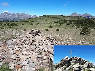 Le plateau du mont Llaret depuis le roc d'Aude (en médaillon : le sommet du mont, au point culminant du plateau).